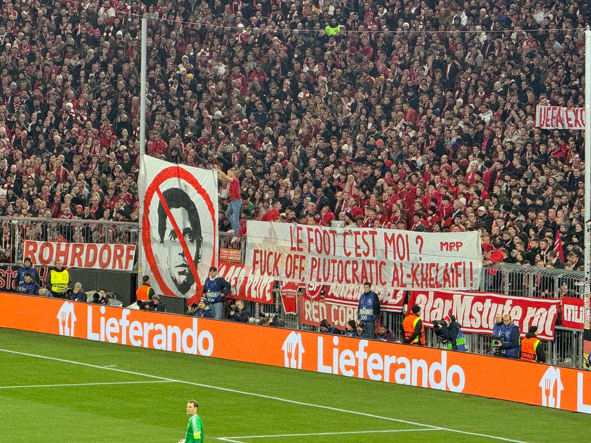 paris saint germain psg supporter bayern munich anti nasser al khelaifi argent finance cheat foot