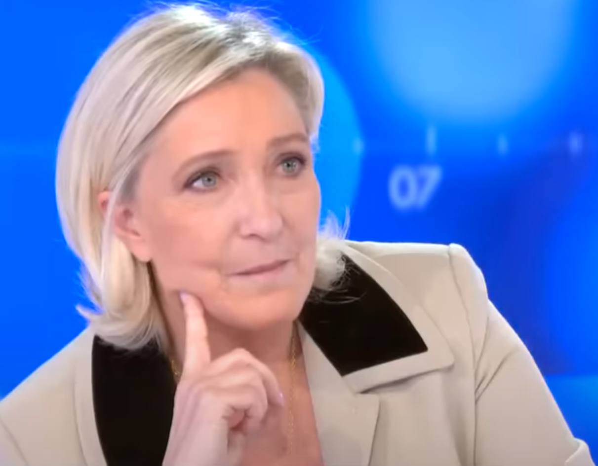 marine le pen marin risitas sticker doigt marinedoigt marinequeen queen cnews cnewsmarine