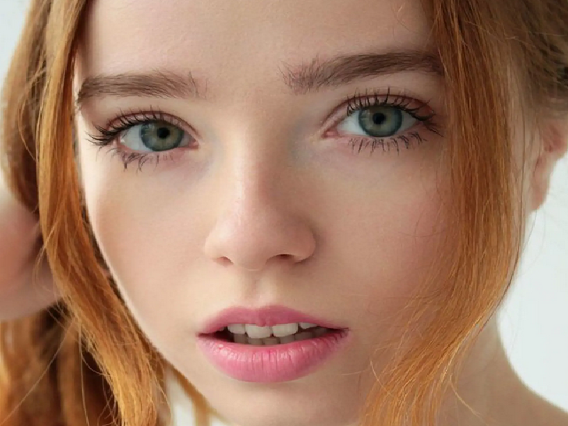 rinna ly femme ukrainienne ukraine rousse redhead belle cute mignonne regard choc malaise