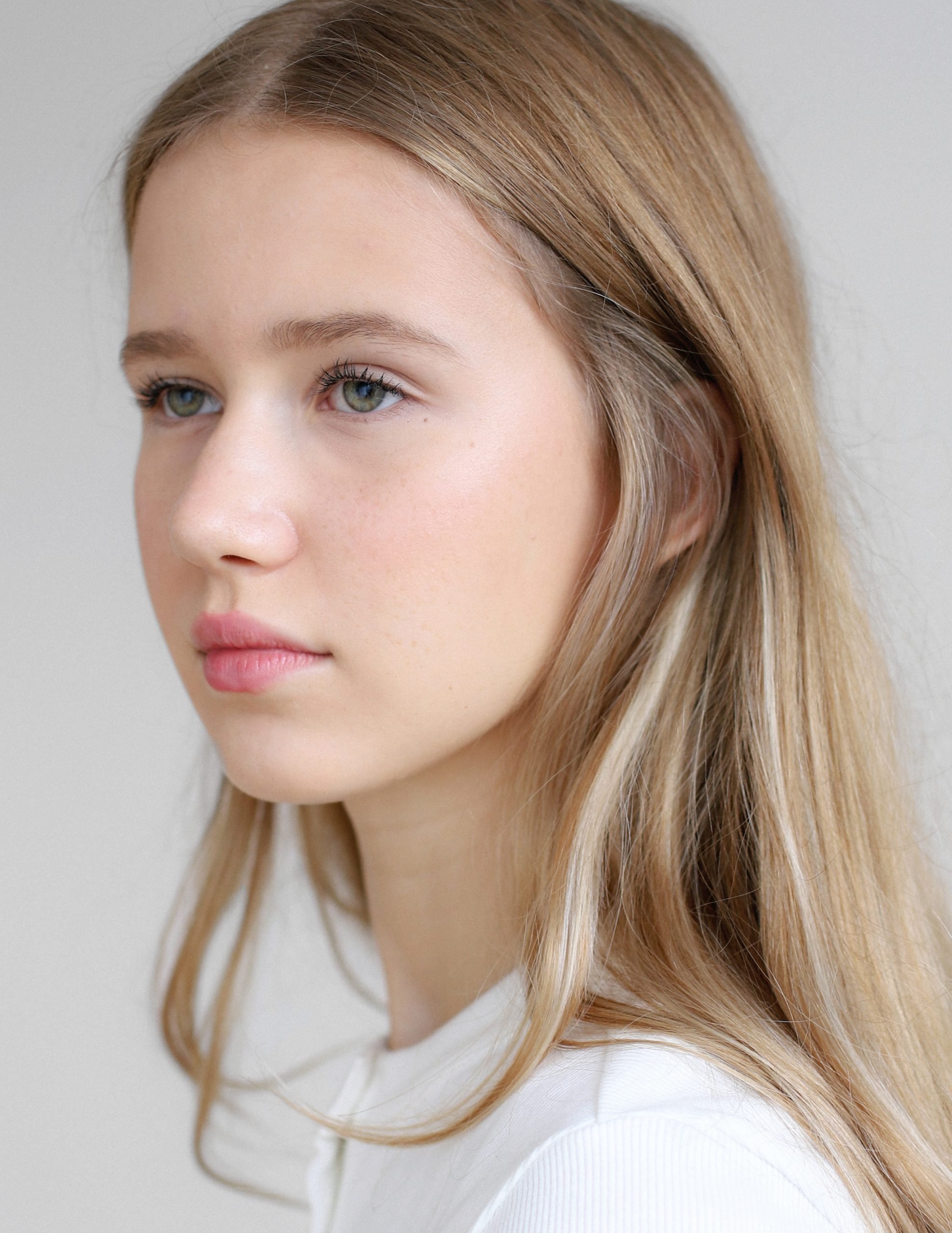 liberty isobel dowling tiktok teen skinny cute mannequin angleterre