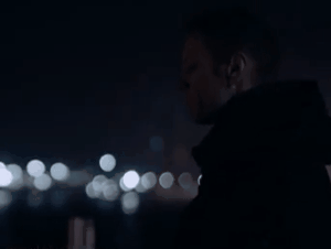 rocco siffredi acteur emotion solitude doomer nuit marche capuche gif