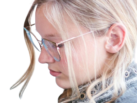 fille adolescente blonde lunettes yeux baisses