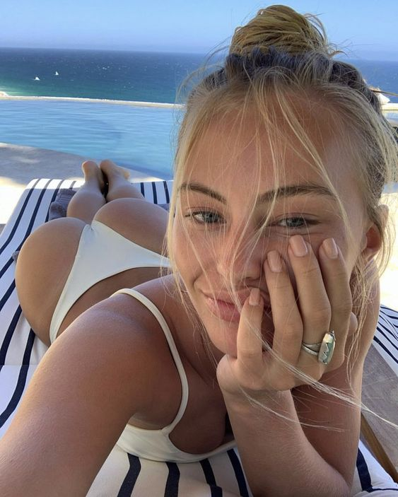 ashley graves blonde bimbo femme meuf fille bave bzez boule feet teen obus meule hanche