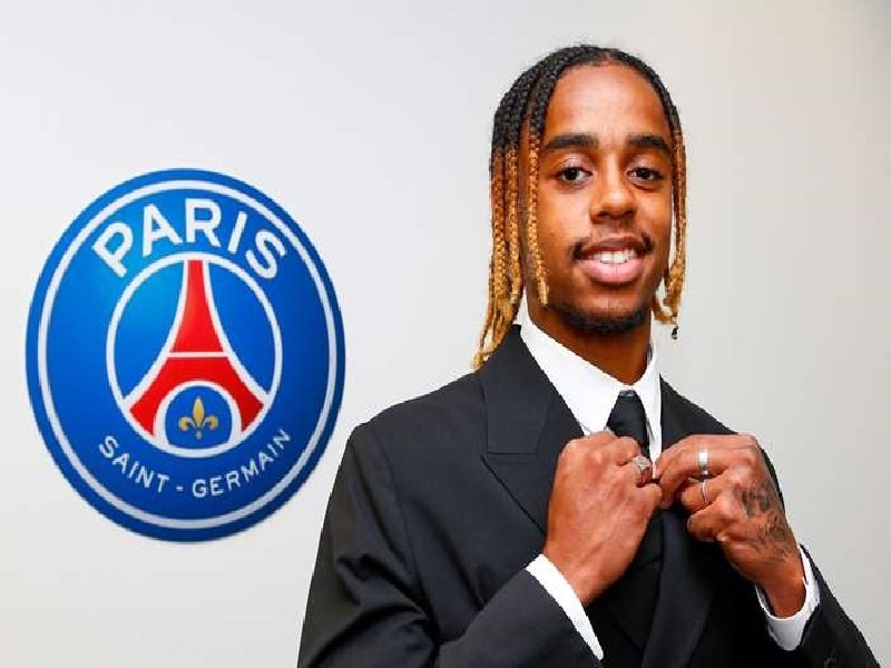 bradley barcola psg paris saint germain france costar cravate classe elegant style beau gosse