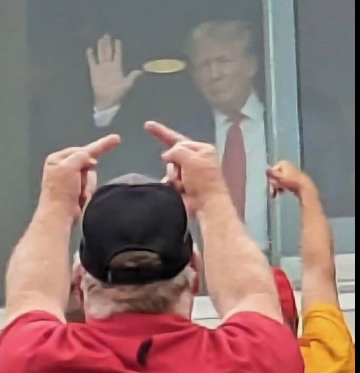 glandilus fk stfu shh mute balek silence taire pff geste sign nigga fist mano hand