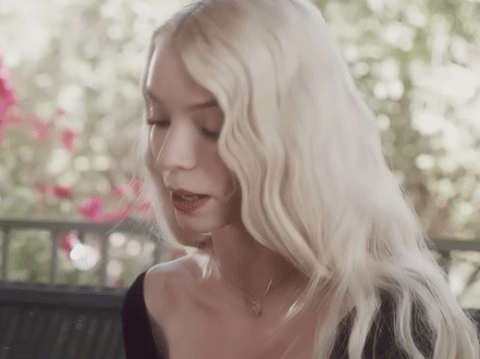 anya taylor joy hablando espanol blonde blondie platine su bolso vogue gif