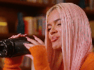que-hay-en-el-bolso-de-karol-g-vogue-espana-camera-rose-gif