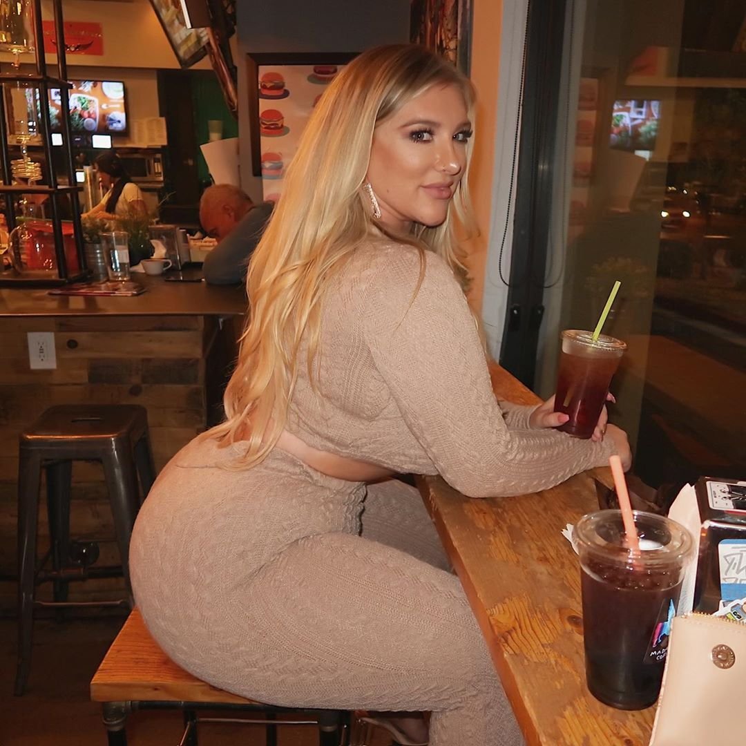 glandilus whale curvy massif sumo twerk falaina coconut forte balena curve booty busty volupt breast