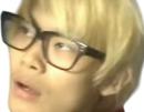 japonais-blond-lunettes-regard-confus-bouche-ouverte-fils-ps4-tare-zinzin