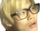 japonais-blond-tare-regard-droite-ps4-fils-zinzin-lunettes