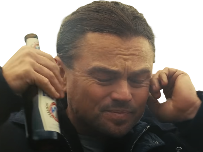 leonardo dicaprio bouteille bouche oreilles
