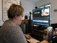 magalie magalax audrey devant son pc ordi ordinateur monte montage grosse vache french dream videos