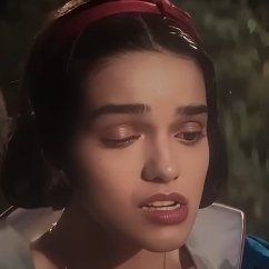 blanche neige snow white rachel zegler princesse disney grimace attarde derp film cinema actrice weird