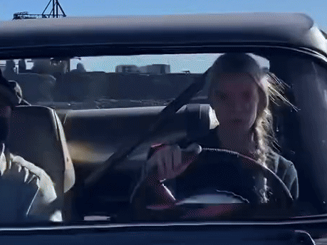 anya taylor joy voiture permis de conduire conductrice bagnole femme volant blonde platine tresse gif