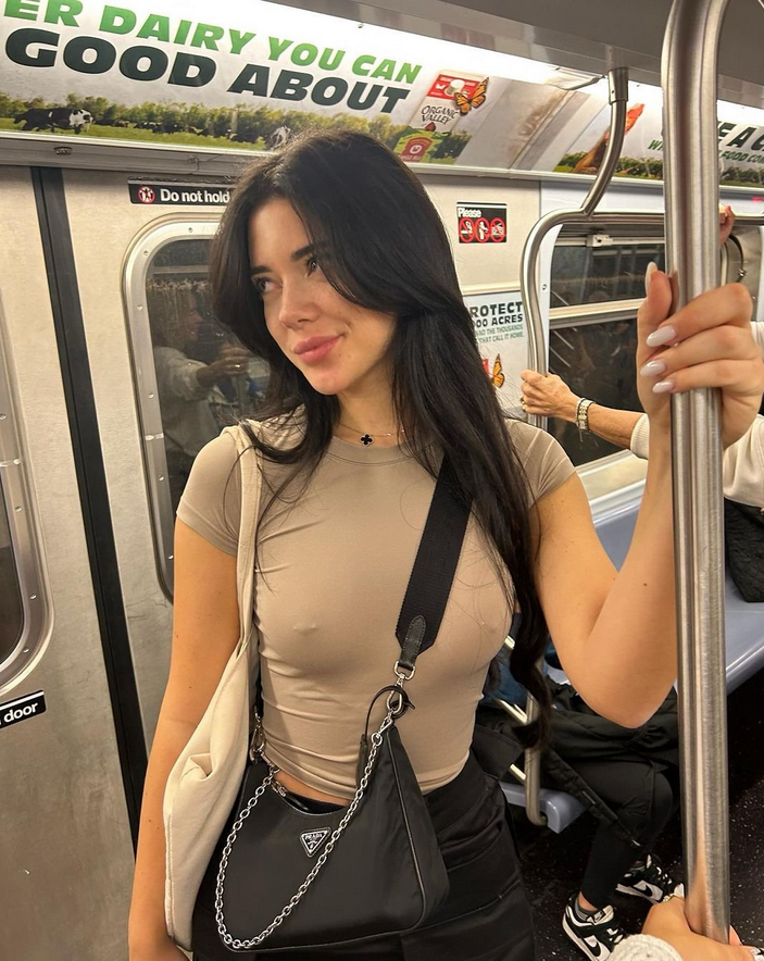 glandilus creep metro tram ratp rer sub catin brunette busty breast horny amat beauty collegue