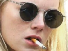 annie landsberg maniac serie emma emily jean stone actrice productrice americaine blonde femme lunettes cigarette
