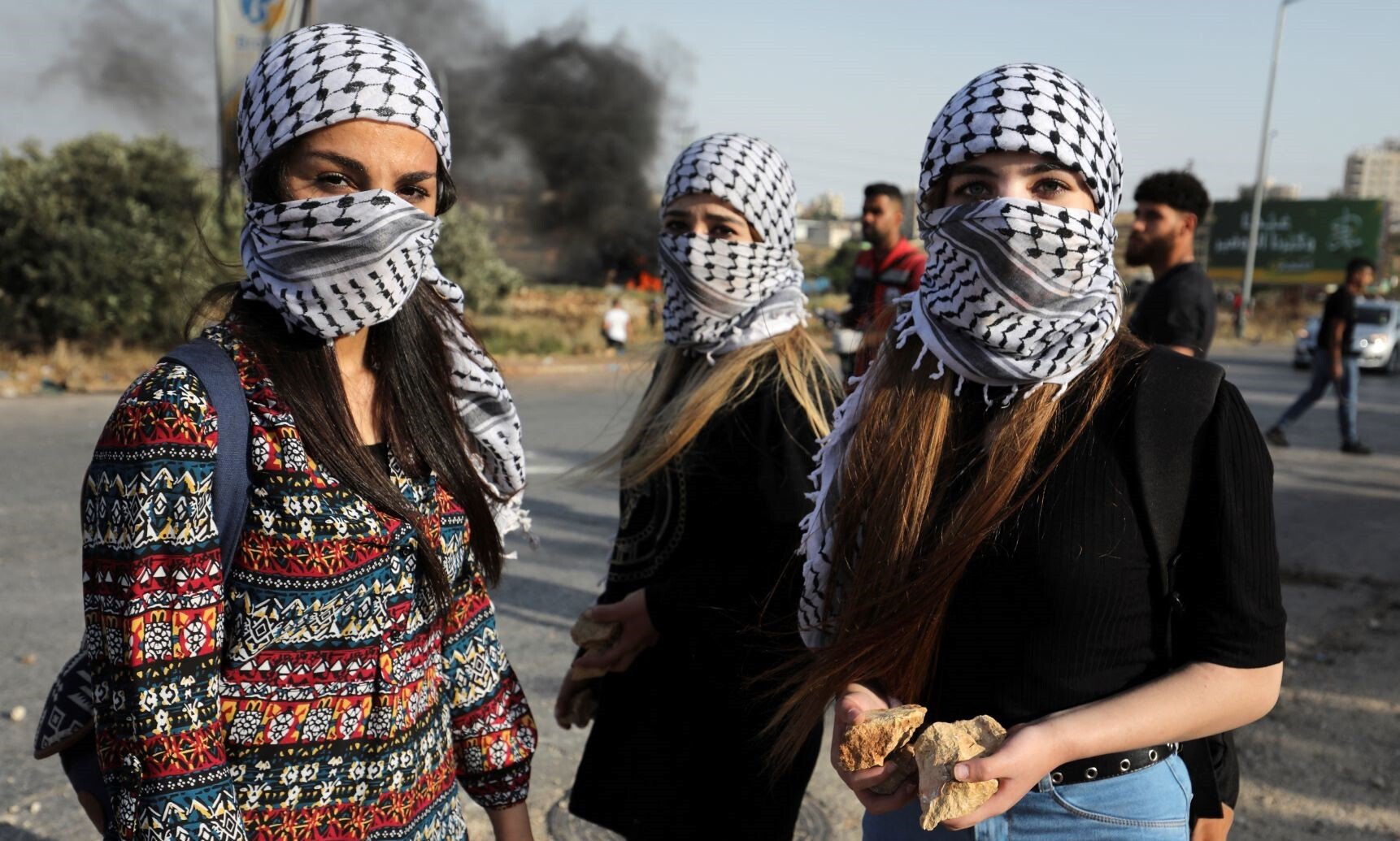 palestine gaza keffieh keffiyeh palestinienne femme chadesse moyenorient palestinien resistante resistant pierres badasse