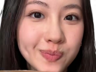 taiwanaise angela belle cute taiwan mignonne bouille regard grimace cachee