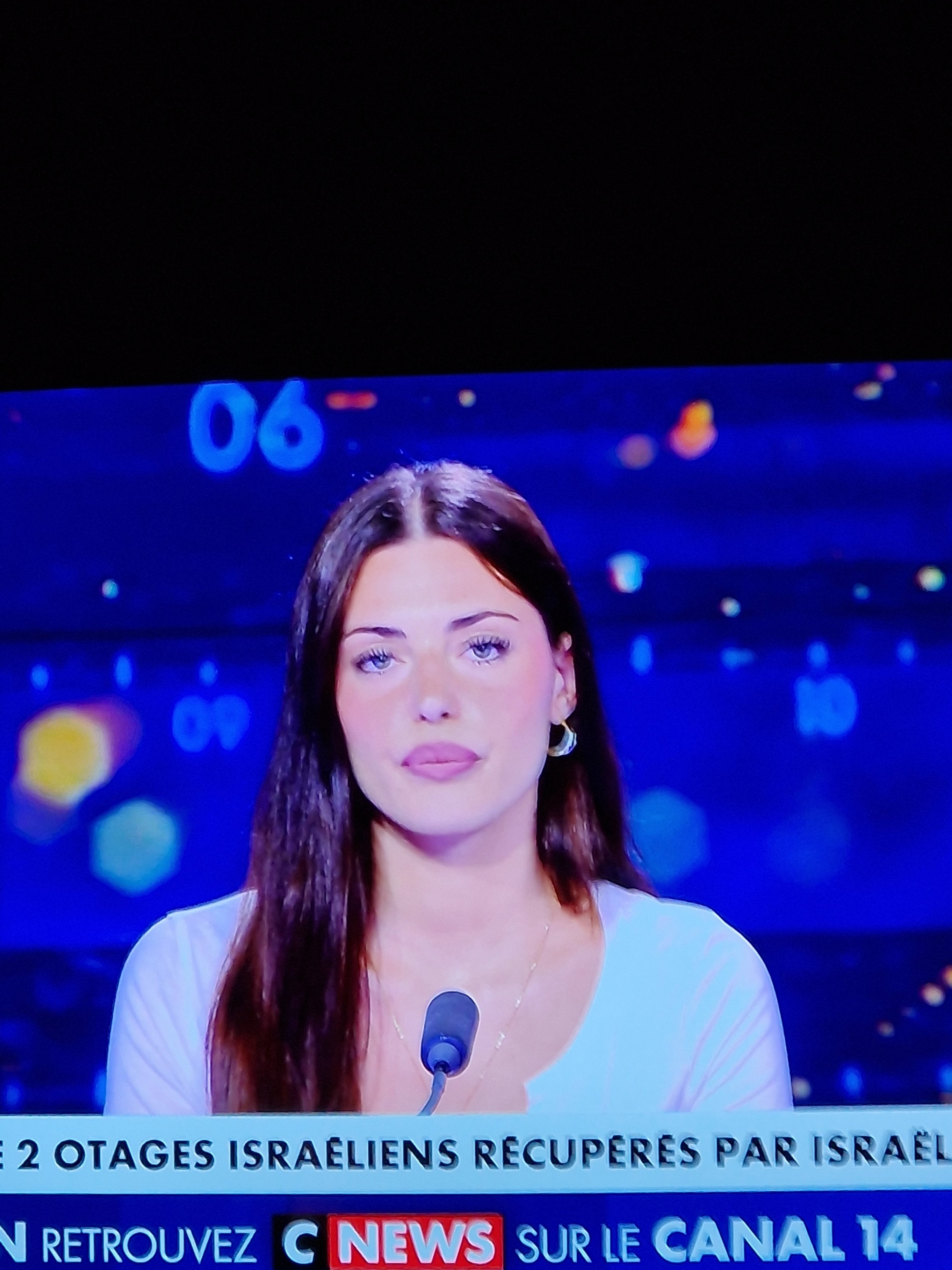 cnews journaliste femme meuf fille bave 10