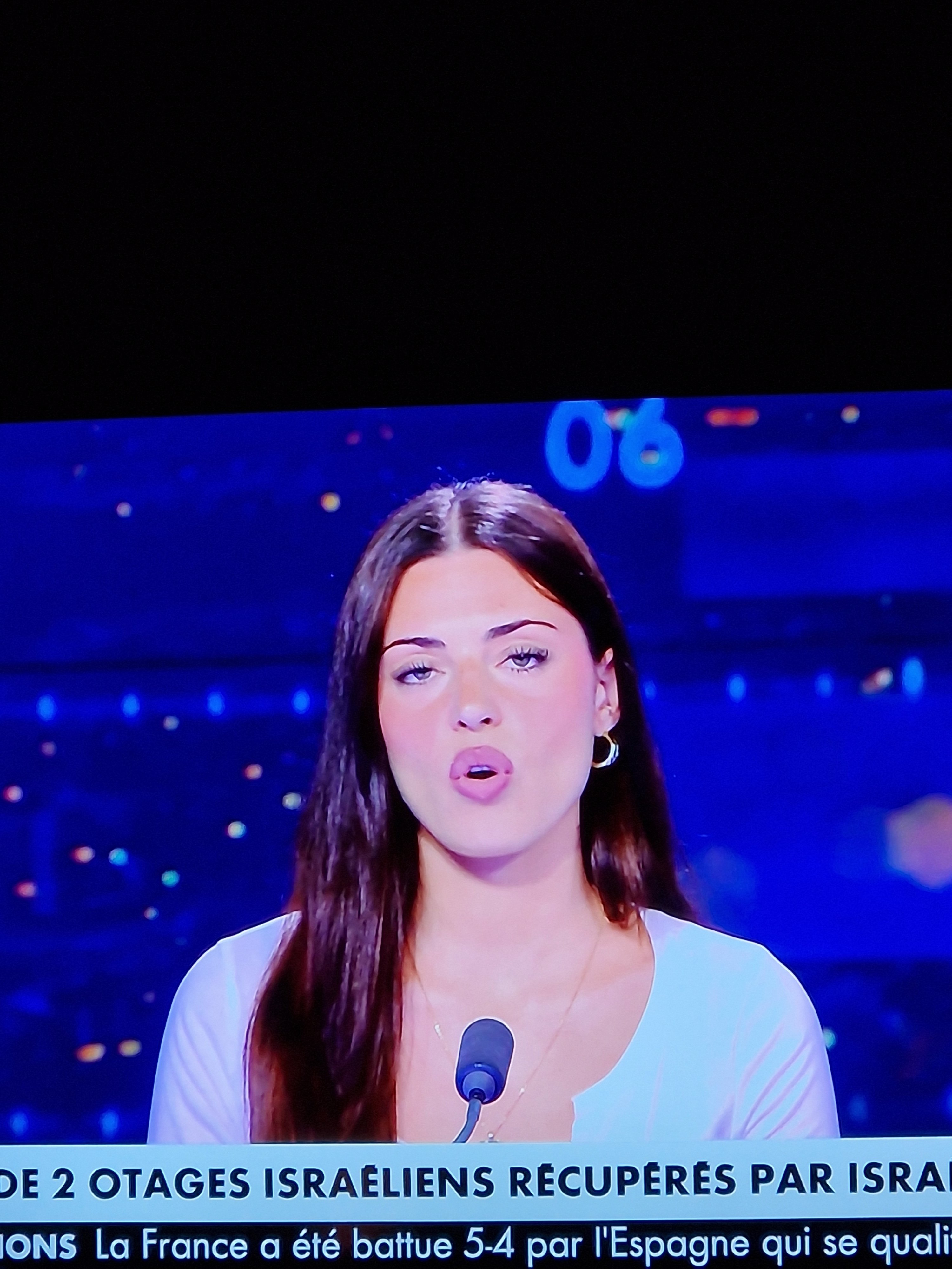 cnews journaliste femme meuf fille bave 10