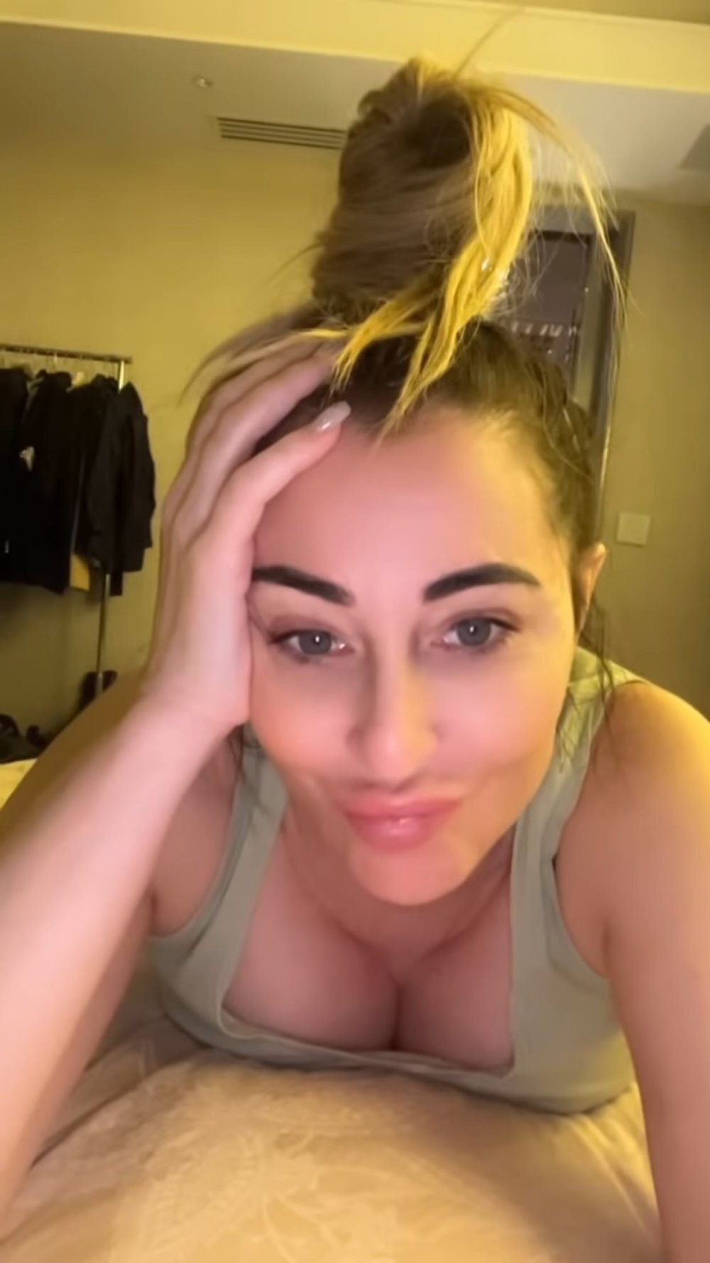 magali berdah magalie milf femme pas mal les bzez allongee lit 00000