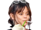 jenna-ortega-coffee-latte-boit-paille-creme-chantilly