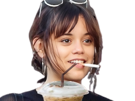 jenna-ortega-coffee-latte-boit-paille-creme-chantilly