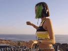 miss-monique-ukrainienne-musique-dj-gif-casque-audio-mignonne-belle-cute-danse-dance