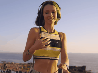 miss monique ukrainienne musique dj gif casque audio mignonne belle cute danse dance