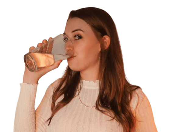 nora rivers fille femme rousse belle cute mignonne verre boire drink eau water