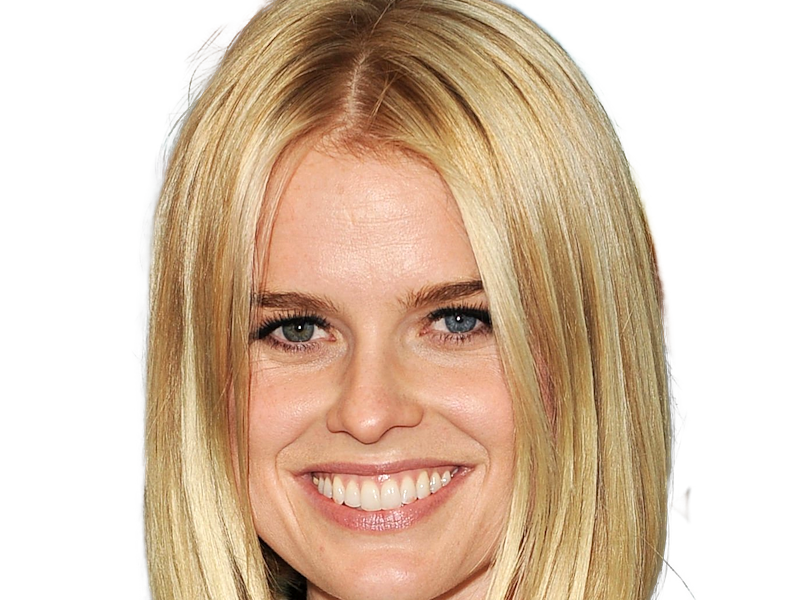 alice sophia eve actrice britannique anglaise americaine femme blonde heterochromie yeux vairons 2010s vingtaine vingtenaire