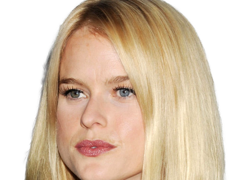 alice sophia eve actrice britannique anglaise americaine femme blonde heterochromie yeux vairons 2010s vingtaine vingtenaire