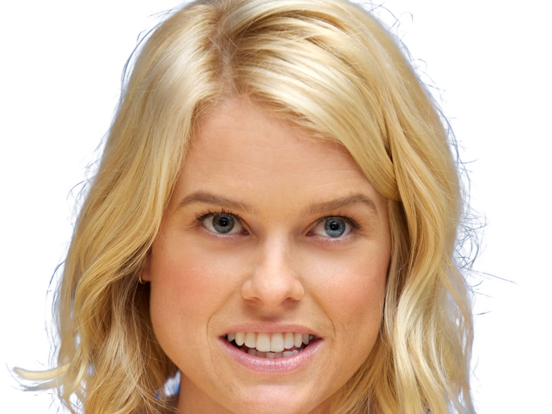 alice sophia eve actrice britannique anglaise americaine femme blonde heterochromie yeux vairons 2010s vingtaine vingtenaire