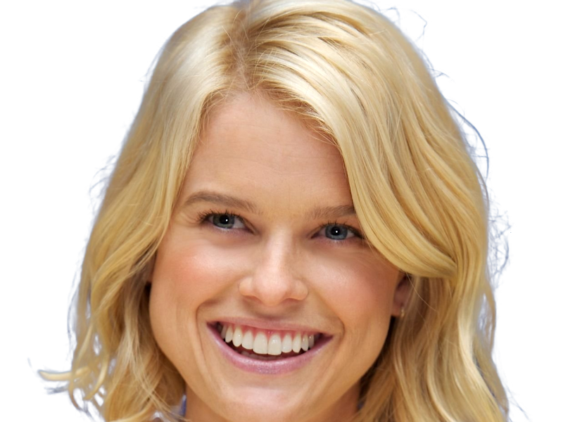 alice sophia eve actrice britannique anglaise americaine femme blonde heterochromie yeux vairons 2010s vingtaine vingtenaire