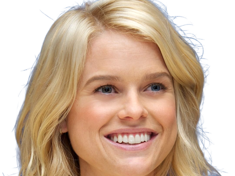 alice sophia eve actrice britannique anglaise americaine femme blonde heterochromie yeux vairons 2010s vingtaine vingtenaire