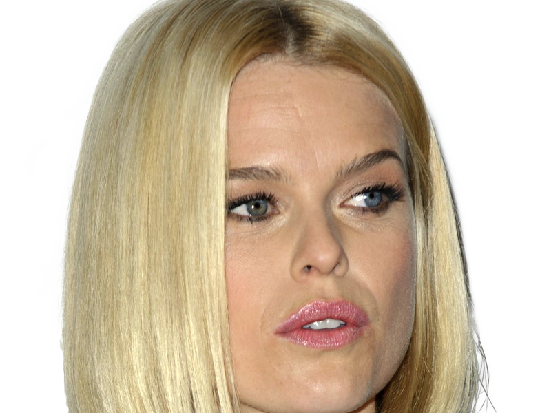 alice sophia eve actrice britannique anglaise americaine femme blonde heterochromie yeux vairons 2010s vingtaine vingtenaire