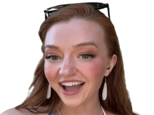 nora rivers femme fille rousse belle cute mignonne sourire smile rire moquerie troll surprise