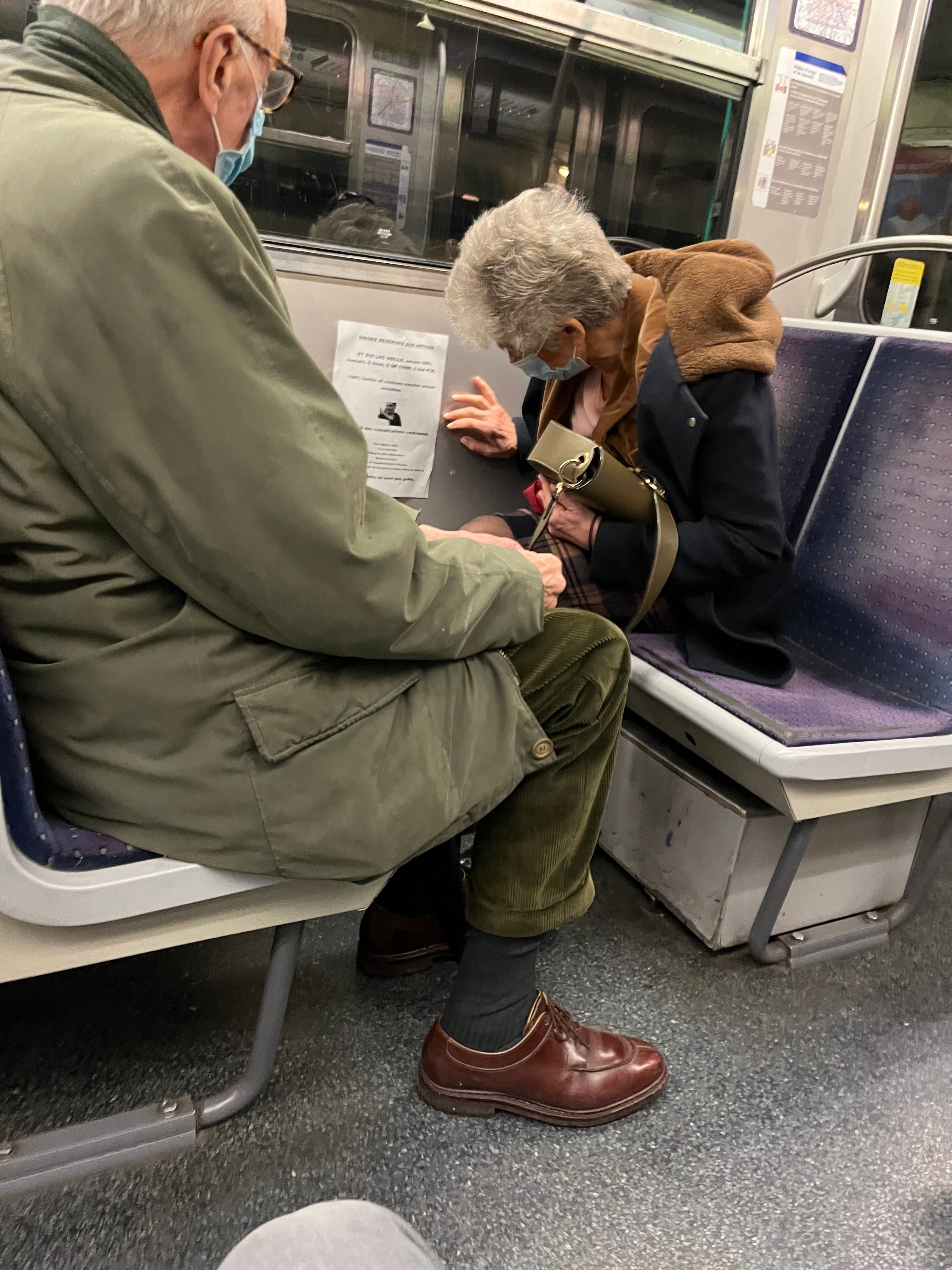 vieille boomeuse boomer et non les shills pave philippot masque vax vaccin covid golem 00000