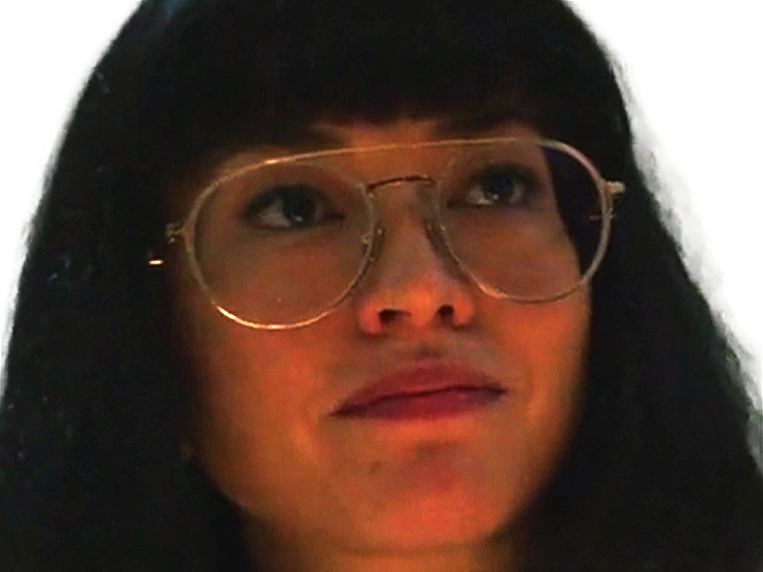 azumi fujita sonoya mizuno serie maniac anglaise britannique trentaine trentenaire femme brune asiatique japonaise cigarette