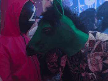 squid game masque costume cheval taser paralysie gif