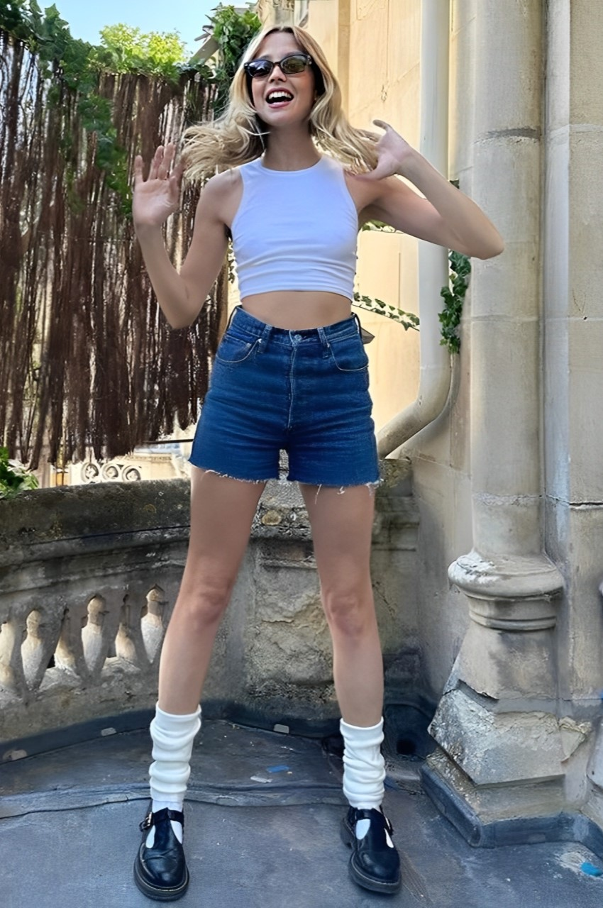 teen angele boule skinny femme meuf fille blonde bave 10 short