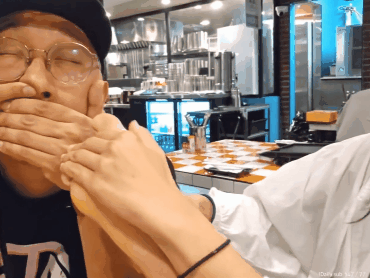 jinnytty twitch feet sniffer hume sentir pied odeur berk rire gif