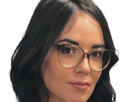 agathe auproux journaliste chroniqueuse francaise vietnamienne asiatique metis tpmp lunettes brune vingtaine vingtenaire 2010s