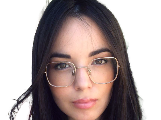 agathe auproux journaliste chroniqueuse francaise vietnamienne asiatique metis tpmp lunettes brune vingtaine vingtenaire 2010s