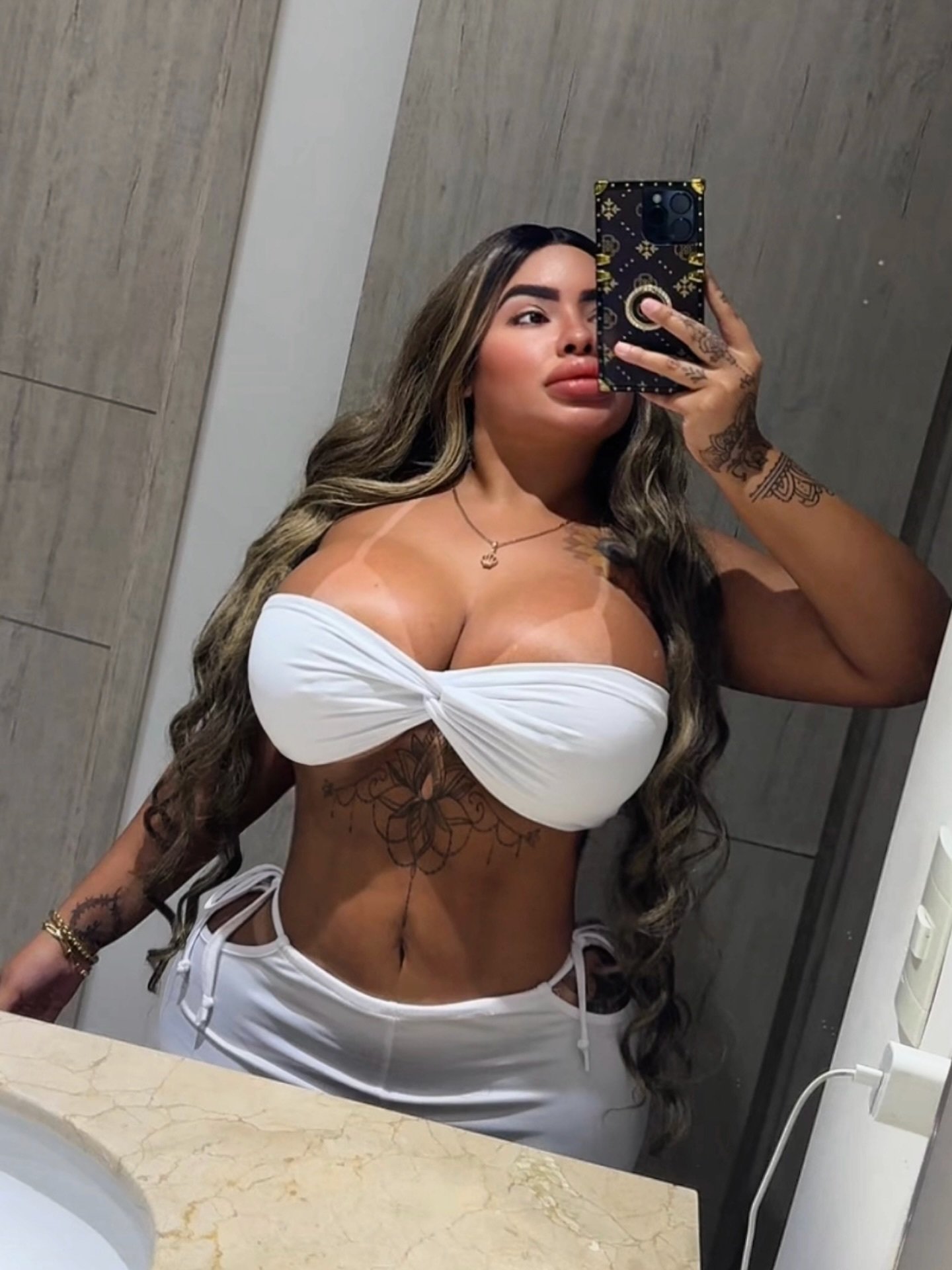 bimbo chirurgie femme meuf fille bzez boule