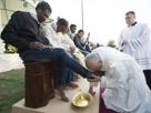 chretiens-cuck-issou-pape-pope-poop-feet-migrants-afrique-hasard