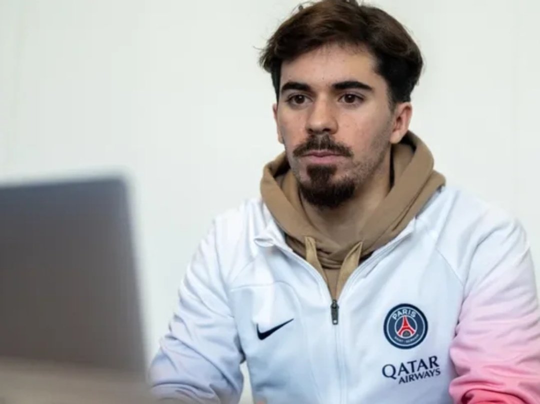 vitor machado ferrera vitinha psg paris saint germain ordinateur pc malaise forum normal choc