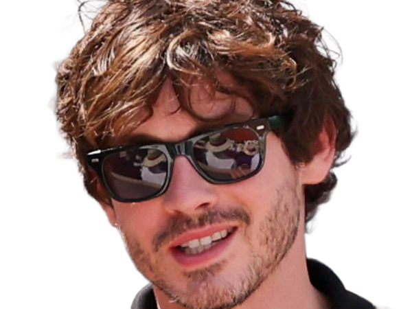 logan wade lerman acteur americain homme vingtenaire vingtaine brun yeux bleus barbu