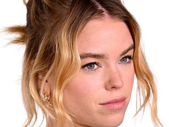 milly amelia may alcock actrice productrice australienne femme vingtaine vingtenaire cheveuxblonds yeuxbleus annees 2020s