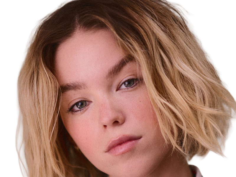 milly amelia may alcock actrice productrice australienne femme vingtaine vingtenaire cheveuxblonds yeuxbleus annees 2020s